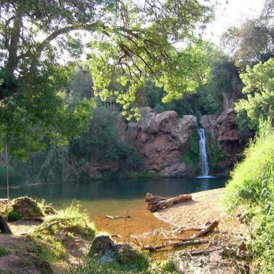queda de água encontrada num trilho no Algarve