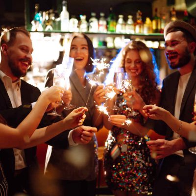 Grupo de pessoas a festejar a passagem de ano