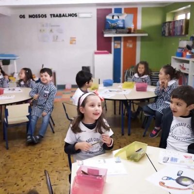 crianças na escola