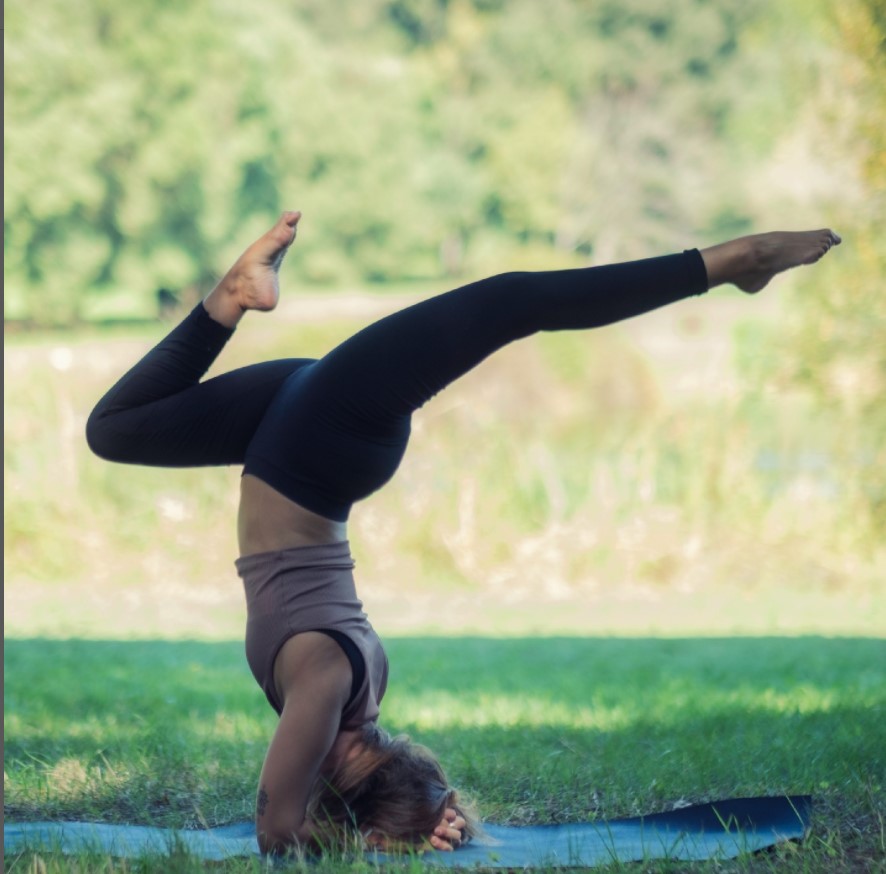 Muda com aluas de yoga
